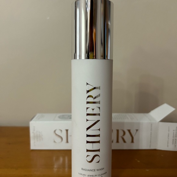 The Shinery Jewelry Radiance Wash and Illuminating Pom. - Picture 10 of 16